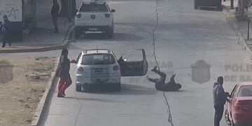 Alcohol al volante: se bajó del auto y no podía ni caminar\u002E (911 Salta)