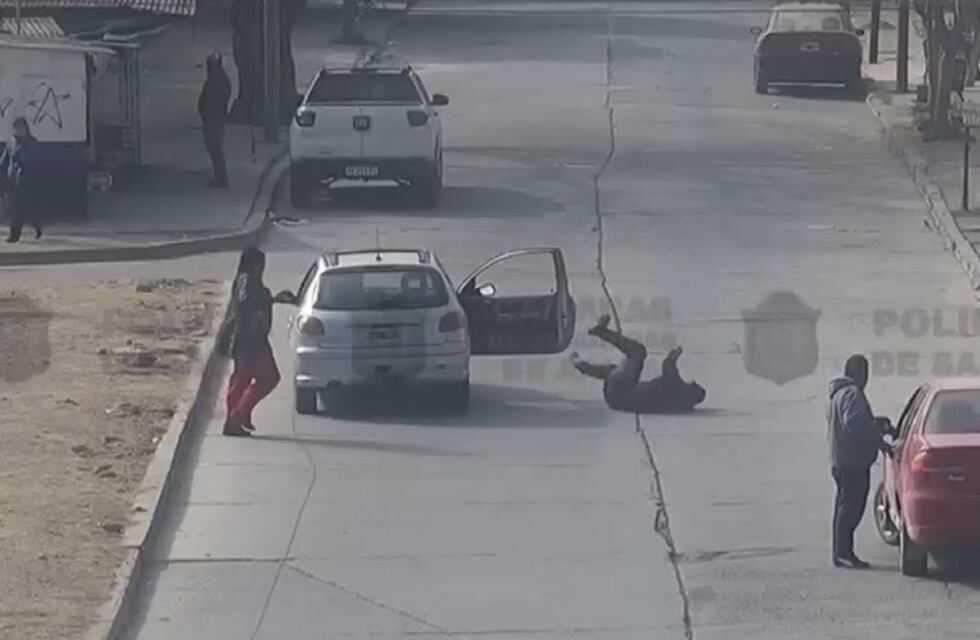 Alcohol al volante: se bajó del auto y no podía ni caminar