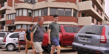 Pablo Ventura, el único liberado de los 11 detenidos por el crimen de Fernando Báez Sosa en Villa Gesell, junto a su padre José María\u002E (Clarín)