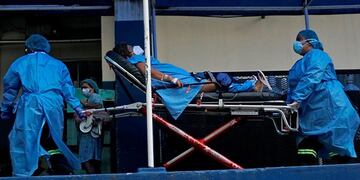 A patient is being evacuated after a gas leak at the Doctor Arnulfo Arias Madrid Hospital Complex, where 90 percent of the patients are being treated for the novel coronavirus COVID-19, in Panama City, on August 8, 2020\u002E - The Social Security Fund (CSS) reported on its Twitter account that an \