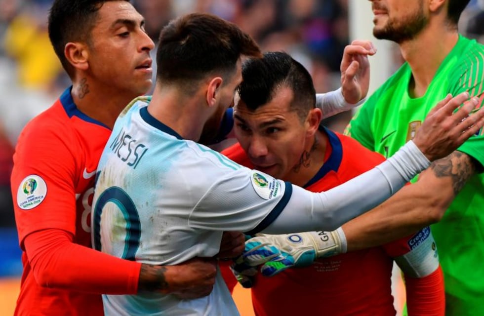 La Conmebol le aplicó al chileno Gary Medel una sanción similar a la de Lionel Messi por la expulsión en la Copa América