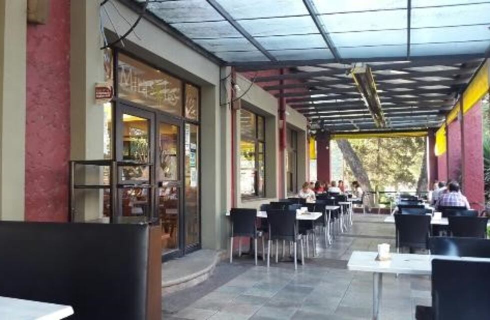 "El hombre del saco gris": pagó la merienda de todo un curso en un bar tucumano