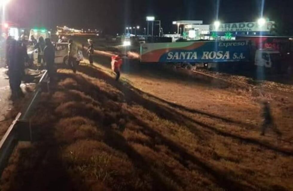 Choque fatal en Villa María: iba en contramano por la autopista y chocó de frente contra un camión