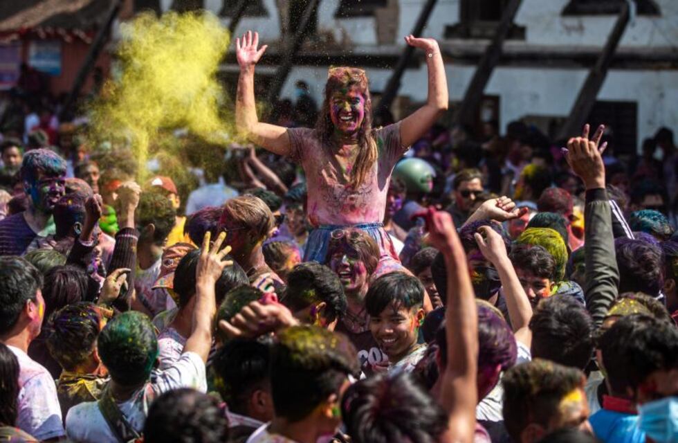 Holi, el festival del color inspirado en la "Superluna de Gusano" que reúne a millones en India