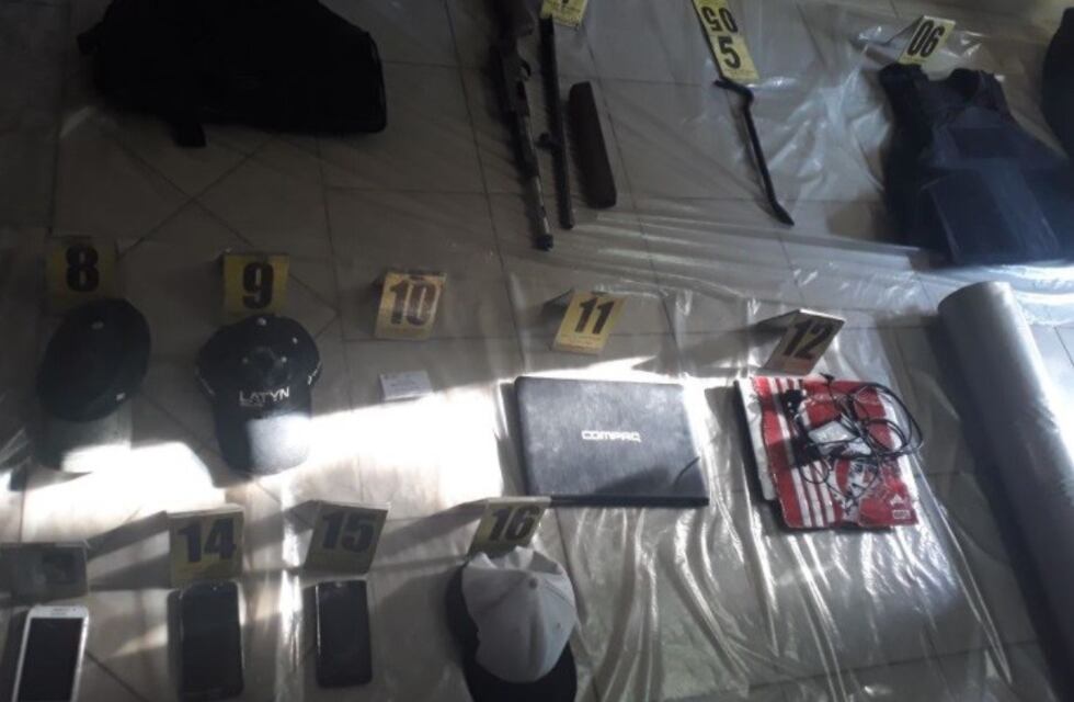 Atraparon a dos sospechosos de una banda que utiliza chalecos policiales