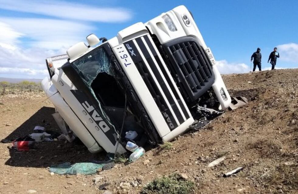 Sigue el alerta por vientos y hubo vuelcos en las rutas