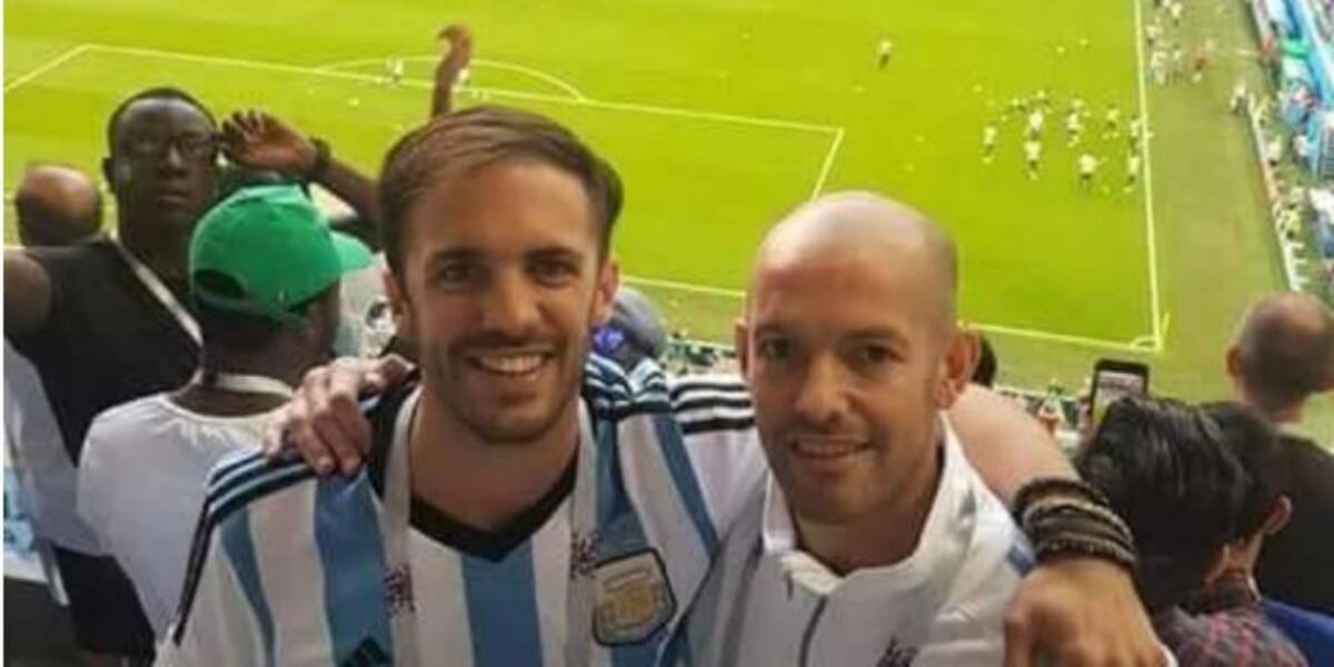 Juan Pablo Rezzónico, junto a uno de sus hermanos, haciendo el aguante a la Selección en Rusia\u002E