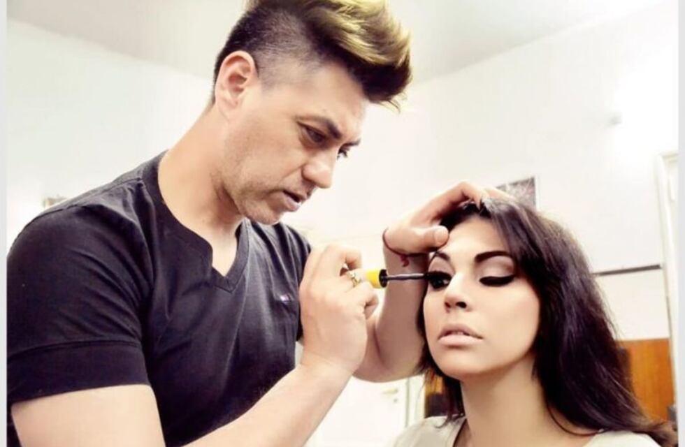 Un estilista se ofreció a peinar gratis a las egresadas que no pueden pagarlo