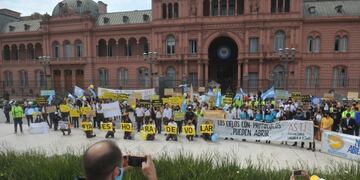 Trabajadores de las aerolíneas Low Cost frente a la Casa Rosada\u002E (Foto: Clarín)