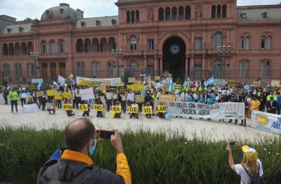 Trabajadores de Flybondi se movilizaron al Congreso para pedir la vuelta a El Palomar