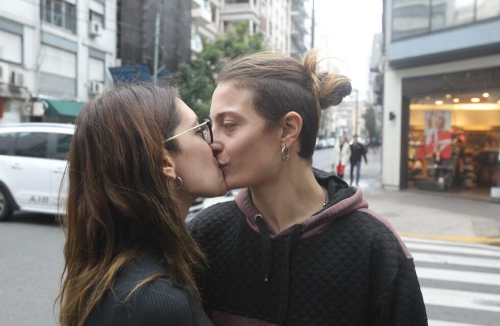 Condenaron a un año de prisión en suspenso a la joven que besó a su esposa en Constitución