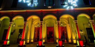 El frente del teatro Mitre iluminado artísticamente para a ocasión\u002E