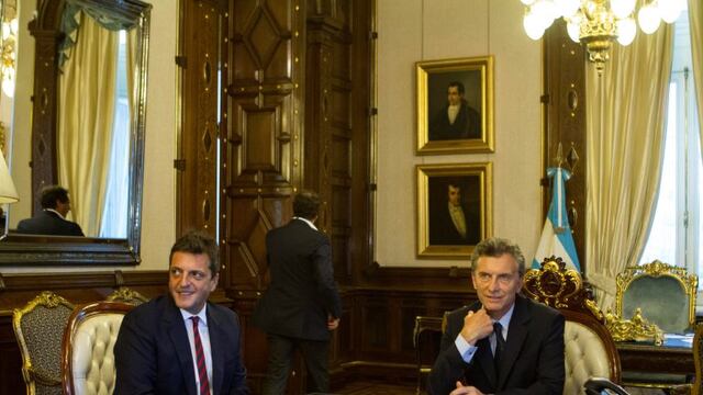 BUENOS AIRES (ARGENTINA), 11/12/2015.- El presidente de Argentina Mauricio Macri (d) habla con su rival en la carrera presidencial Sergio Massa hoy, viernes 11 de diciembre de 2015, durante una reuniu00f3n en la Casa Rosada en Buenos Aires (Argentina). EFE/Si