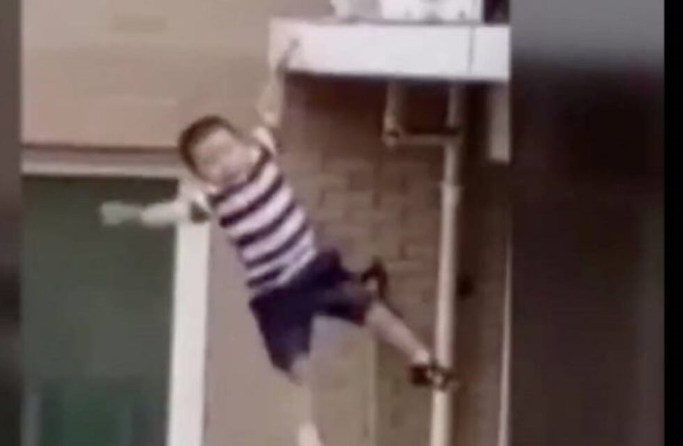 China: un niño cayó desde un quinto piso y un vecino le salvó la vida