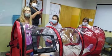 Para combatir el coronavirus, una tapicera creó una cápsula para atender a los pacientes