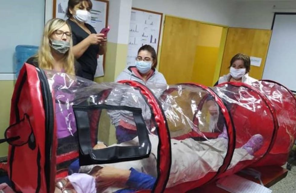 Para combatir el coronavirus, una tapicera creó una cápsula para atender a los pacientes