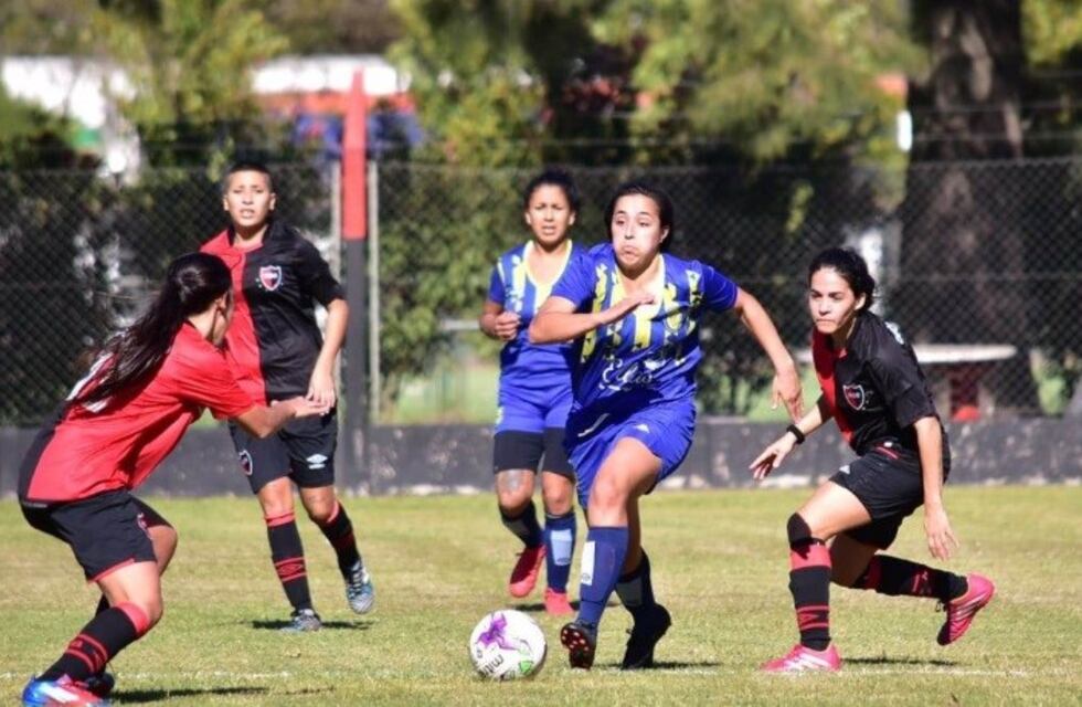 Vibrante empate en el primer clásico de fútbol femenino