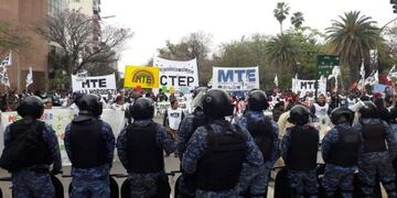 La Policía desalojó una manifestación; hubo heridos y detenidos\u002E (Web)\u002E