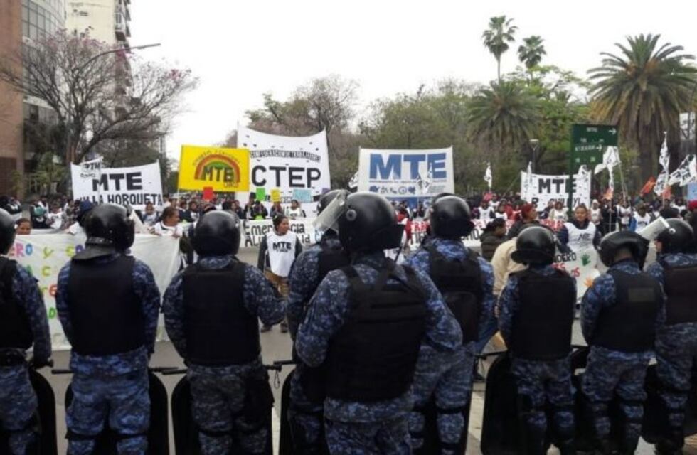 La Policía desalojó una manifestación; hubo heridos y detenidos