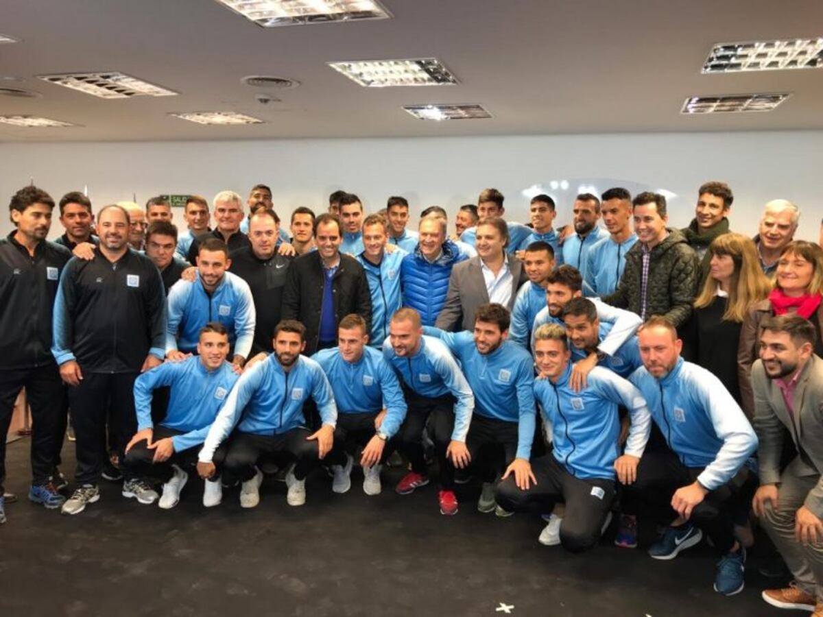 Schiaretti junto al plantel de Estudiantes\u002E