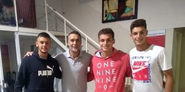 Los juveniles leprosos disfrutaron del encuentro con el santafesino\u002E (@canoboficial)