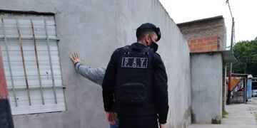 El sospechoso fue interceptado el viernes en Padre Giaccone al 2100\u002E (@policia_fe)