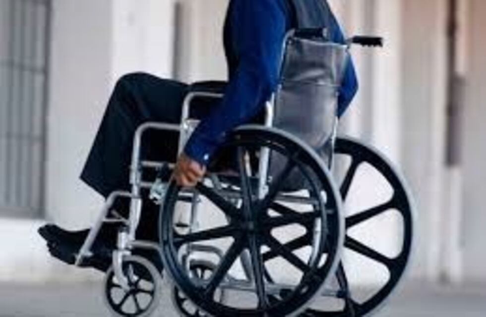 Sillas de ruedas y bastones para ponerse en el lugar del otro