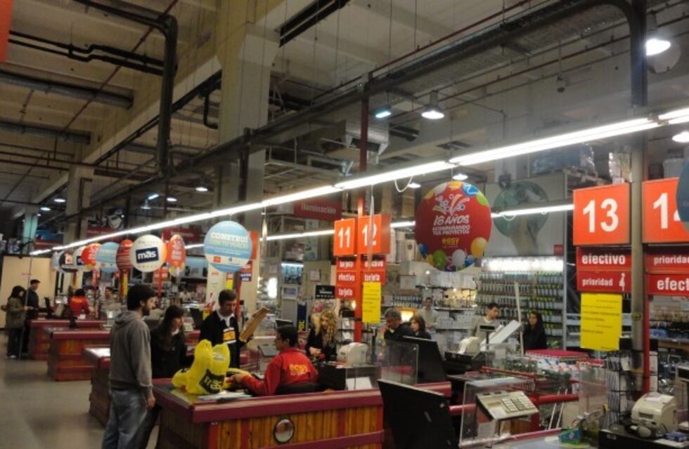 Detuvieron a un empleado del Easy que omitió facturarle varios productos a una pareja