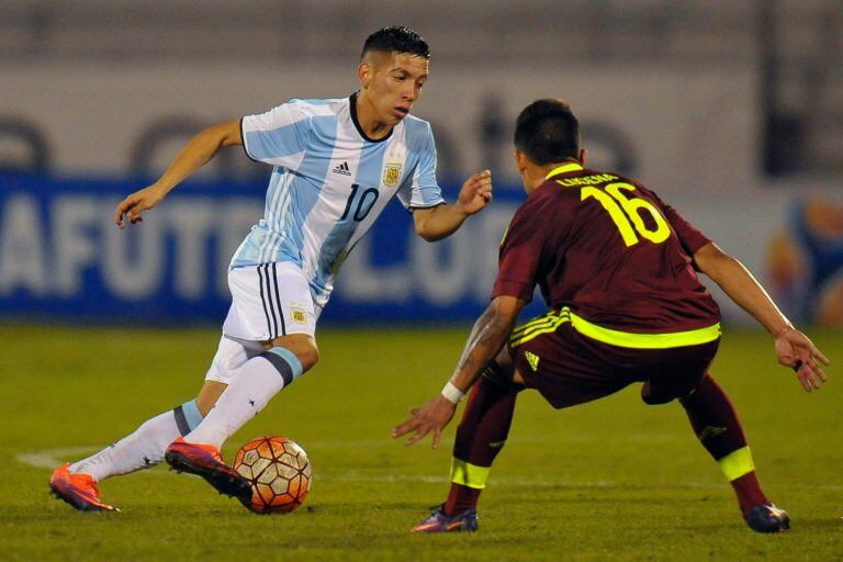 Argentina`s player Ezequiel Barco (L) vies for the ball with Venezuela`s player Ronaldo Lucena during their South American Championship U-20 football match in the Olimpico stadium in Ibarra, Ecuador on January 27, 2017. / AFP PHOTO / JUAN CEVALLOS ecuador