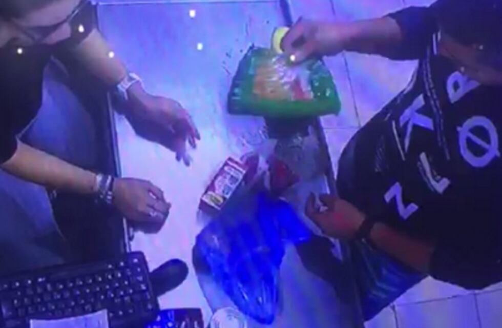 Filman a policía robando mercadería de un supermercado Chino