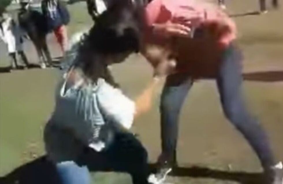 Impactante video: dos niñas se pelean en la Isla del Río Diamante