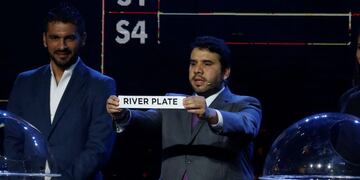 ASU016\u002E LUQUE (PARAGUAY), 14/06/2017\u002E- El director de competiciones de la Confederaciu00f3n Sudamericana de Fu00fatbol (Conmebol) Hugo Figueredo (d) sostiene el nombre del equipo argentino River Plate junto al jugador paraguayo Santiago Salcedo durante el sorteo de la Copa Libertadores hoy, miu00e9rcoles 14 de junio de 2017, en la sede de la Conmebol en Luque (Paraguay)\u002E EFE/Andru00e9s Cristaldo