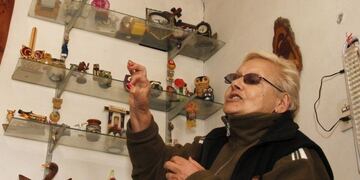 En esas repisas de vidrio estaban los más de 10 relojes que la víctima coleccionaba\u002E