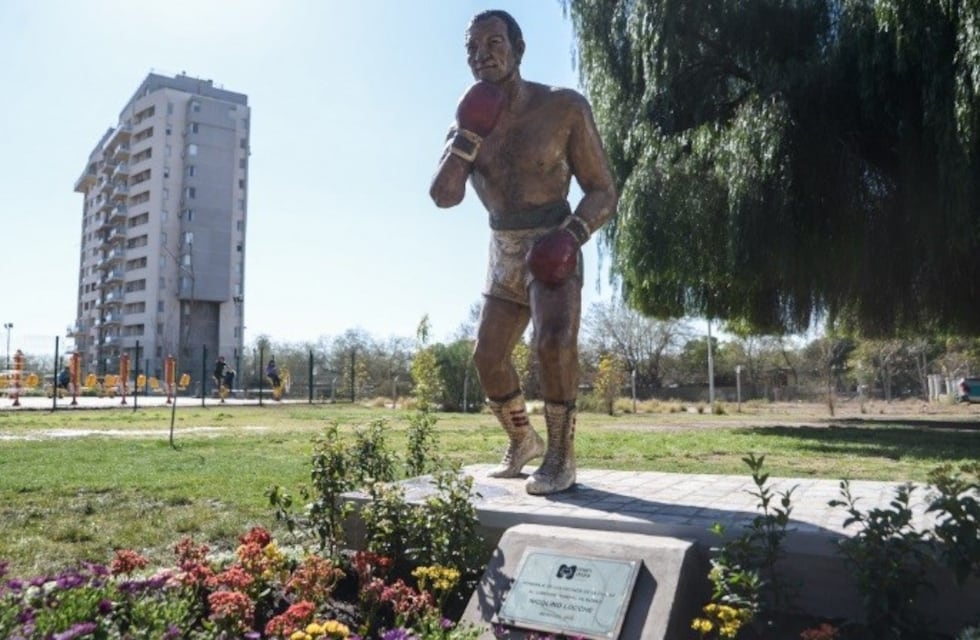 Inauguraron una estatua de Nicolino Locche