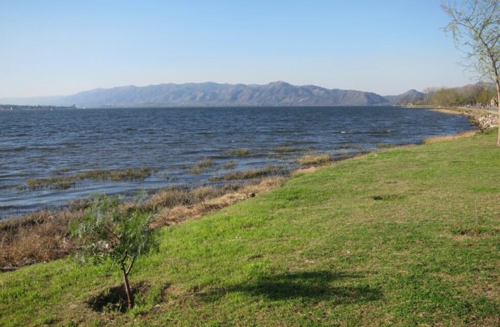 Continuarán limpiando la costanera del lago San Roque en Carlos Paz