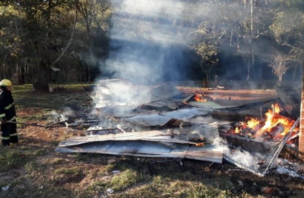 Un incendio consumió totalmente una vivienda en Iguazú
