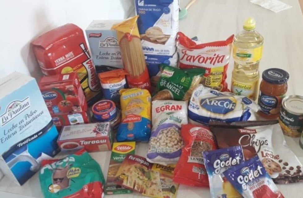 Sus vecinos les regalaron mercadería cuando se enteraron que tenían coronavirus