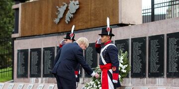 Johnson dejo su ofrenda en el Monumento