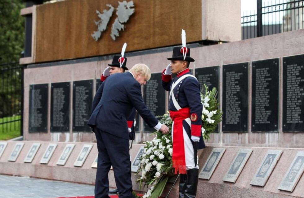 El canciller de Inglaterra Boris Johnson brindo su homenaje a los soldados argentinos caídos en Malvinas