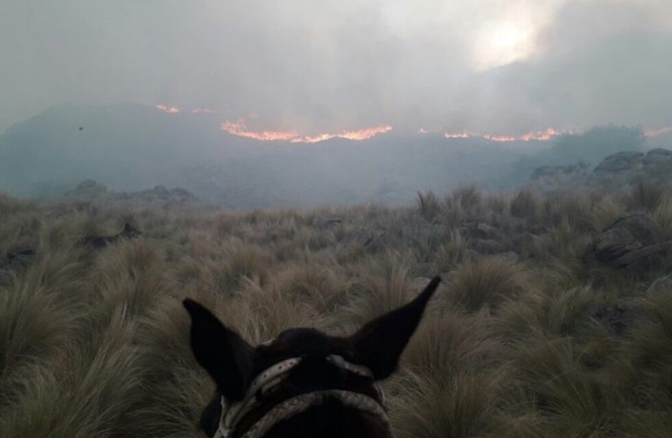 Evacuaron a 10 personas por el incendio en Ambul y sigue el trabajo de los bomberos y aviones hidrantes