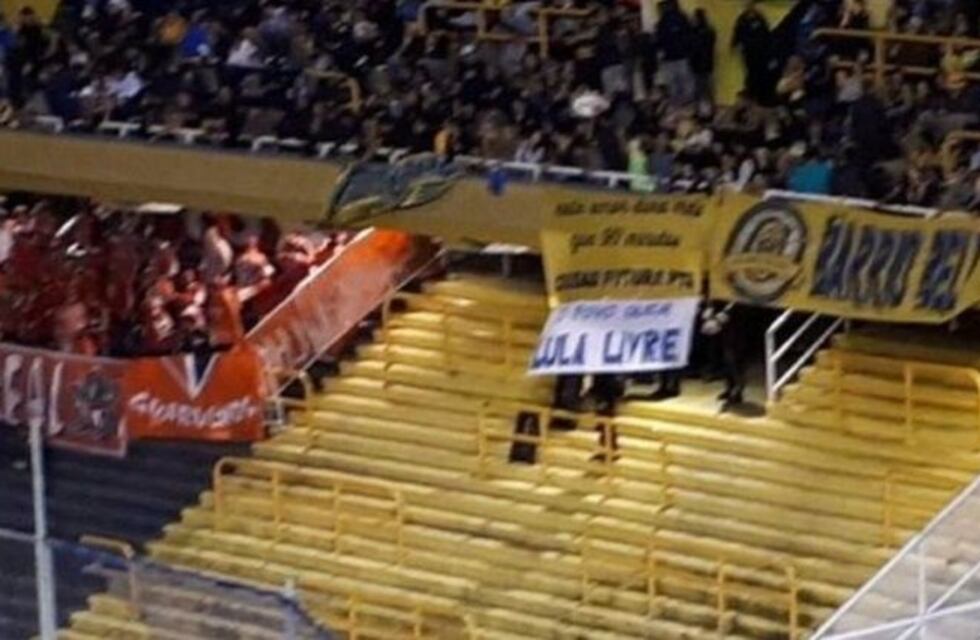 La hinchada canalla dio la vuelta al mundo con su apoyo a Lula