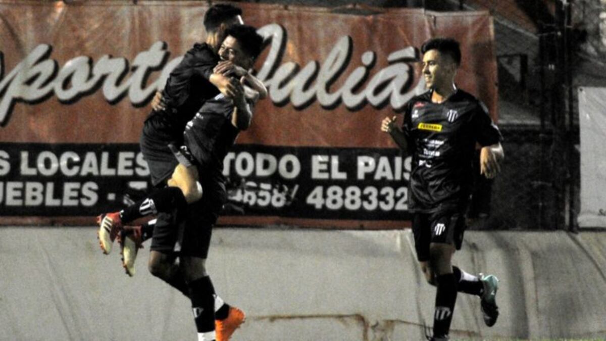 Liniers ganó en el debut