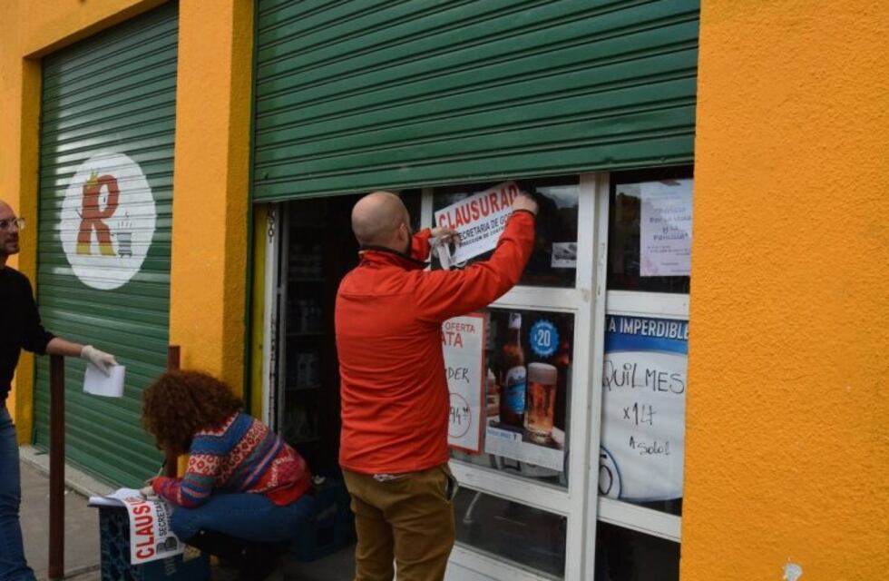 Clausuran un supermercado en el que vendían comida en mal estado en Berisso