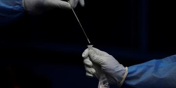 PA4001\u002E CIUDAD DE PANAMÁ (PANAMÁ), 18/06/2020\u002E- Personal médico realiza pruebas de coronavirus, este jueves en Ciudad de Panamá (Panamá)\u002E Seis o siete personas viviendo en un cuarto en un edificio derruido de un barrio pobre de la capital de Panamá: el caldo de cultivo perfecto para el nuevo coronavirus\u002E Allí equipos sanitarios buscan casa por casa posibles contagios sorteando a veces la reticencia de los vecinos, a veces hasta amenazas de violencia\u002E EFE/ Bienvenido Velasco