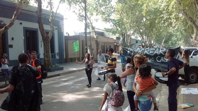 Manifestaciu00f3n por la demora en la entrega de viviendas del plan Procrear en Baigorria.