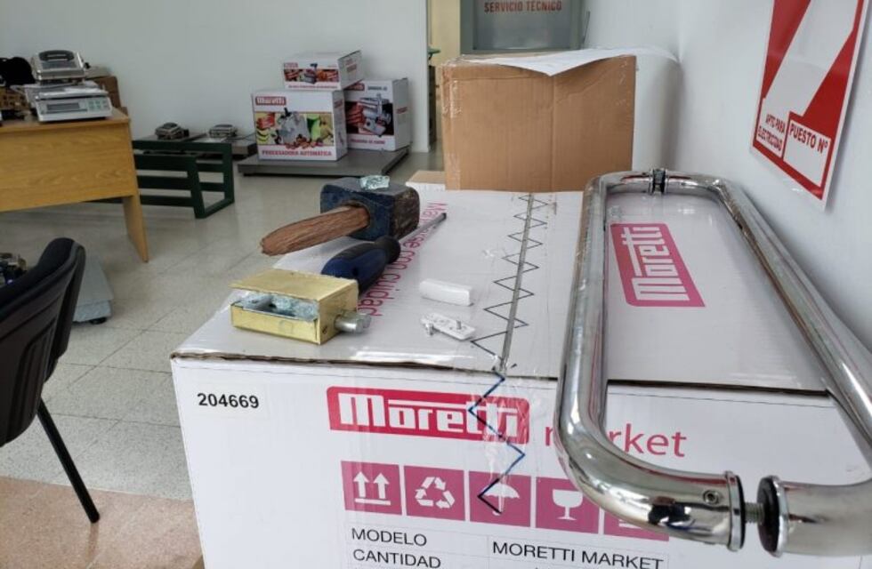 Con una maza "le reventaron" la vidriera y le robaron $ 450 mil en mercadería