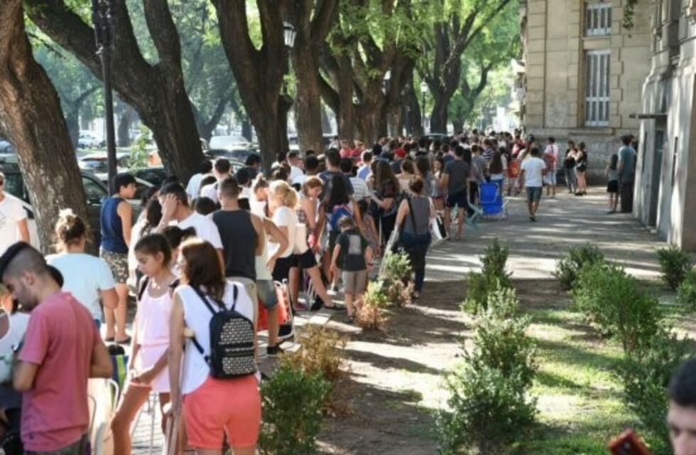 Larga cola de hinchas leprosos frente a la Aduana para vacunarse contra la fiebre amarilla
