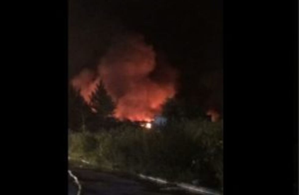 Voraz incendio en una fábrica de José León Suárez: trabajan 25 dotaciones de bomberos