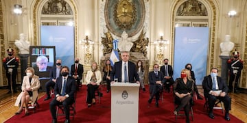 Argentina's President Alberto Fernandez announces, accompanied by members of his cabinet, judiciary reforms, at the Casa Rosada presidential palace, amid the coronavirus disease (COVID-19) outbreak, in Buenos Aires, Argentina July 29, 2020\u002E Esteban Collazo/Argentina Presidency/Handout via REUTERS ATTENTION EDITORS - THIS IMAGE WAS PROVIDED BY A THIRD PARTY\u002E NO RESALES\u002E NO ARCHIVES