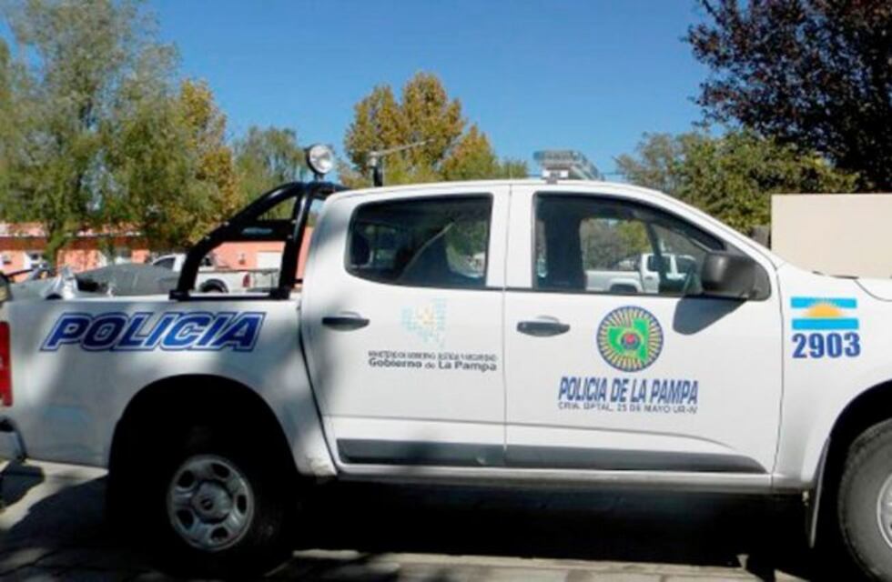 Demorados por violar la cuarentena cuando tenían relaciones dentro de una camioneta